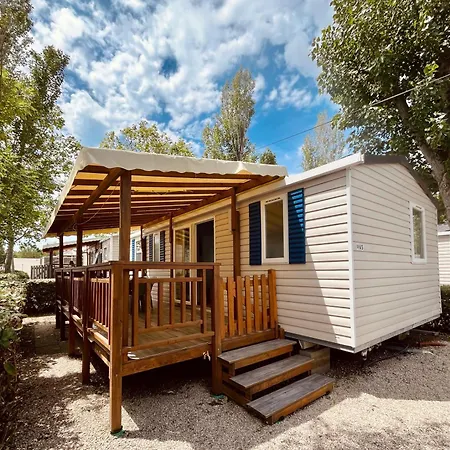 Mobil La Carabasse Terrasse Fermee Hors Saison Campsite *