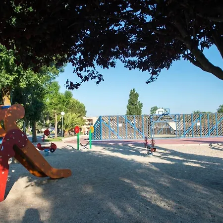 Mobil La Carabasse Terrasse Fermee Hors Saison Kamp alanı *